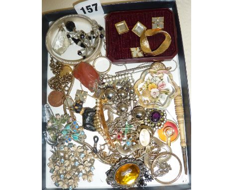 Assorted vintage jewellery