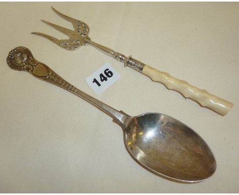 Walker &amp; Hall silver tablespoon with bulldog head to finial, hallmarked for Sheffield 1907, together with an ornately pie