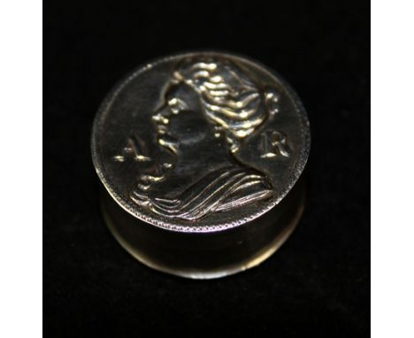 An 18th Century fine silver patch boxOf circular form, the pull-off lid with an embossed portrait of Queen Anne, the base wit
