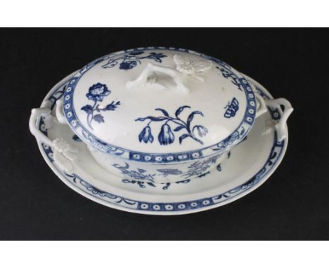 An 18th Century Worcester blue and white butter dish and standDecorated in the 'Cabbage leaf' pattern, diameter of stand 19cm