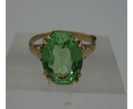 A 9ct gold and green stone ring, weight 2.8g, size P