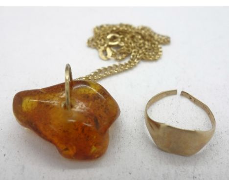 A 9ct gold chain and amber pendant and a 9ct gold ring, a/f