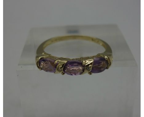 A 9ct gold and amethyst ring, weight 1.4g, size O