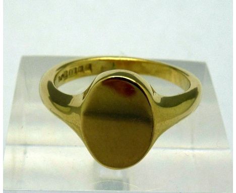 An 18ct gold ring, weight 10.2g, size S