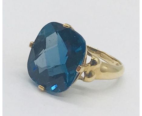 A 9ct gold topaz ring