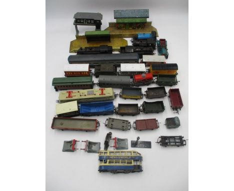 A collection of mainly OO gauge model railways including five locomotives (Hornby, Bachmann. Lima etc), coaches, rolling stoc