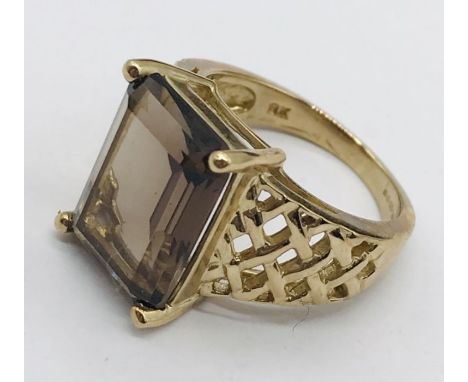 A smoky quartz 9ct gold ring