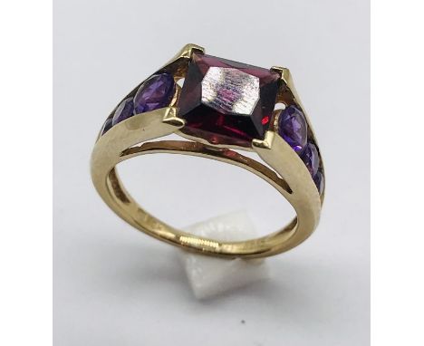 A garnet 9ct gold ring, weight 2.8g