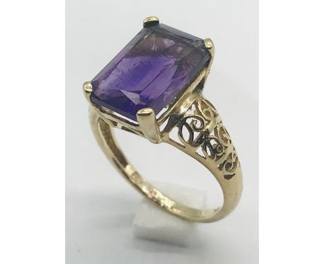 An amethyst ring set in 9ct gold