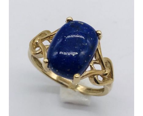 A 9ct gold ring set with lapis lazuli
