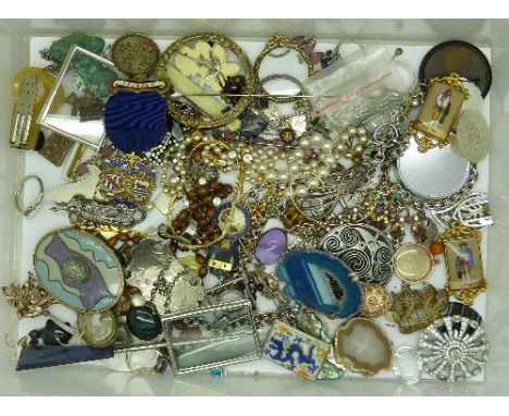 Jewellery including two silver mounted agate brooches, a sixpence bracelet, a silver Port label, a silver-gilt Annesley Lodge