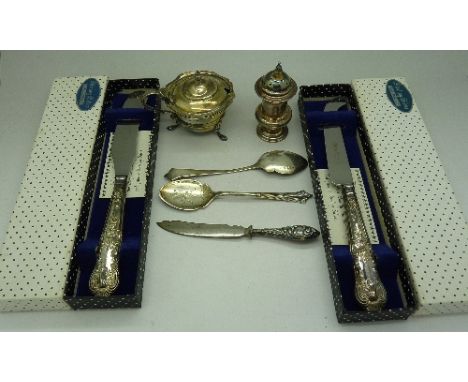 A silver mustard, pepper pot, and two silver spoons, weight 106g and three silver handled knives