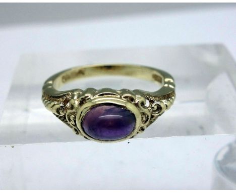 A 9ct gold and cabochon amethyst ring, weight 3.2g, size M