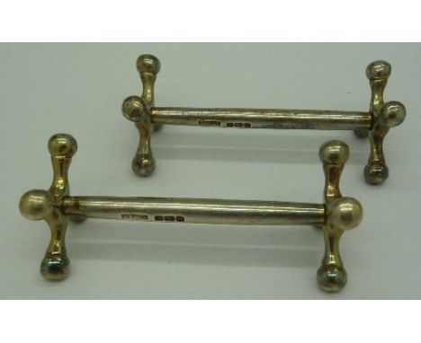 A pair of silver knife rests, weight 124g