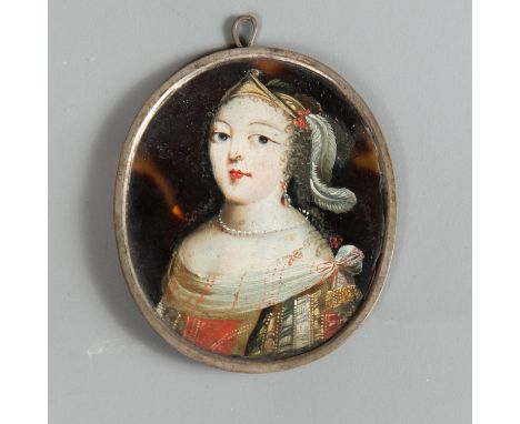Portrait miniature, elegant lady painted on horn, in original metal or silver frame; Netherlands around 1700. 9x7.5cm