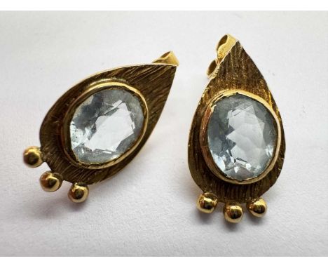 A Pair of 9ct Gold Modernist Style Single Stone Earrings, the oval stone collet set within teardrop shaped surround, of bark 