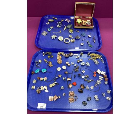 Vintage and Later Earrings, including clip on and screw back, styles to include foliate, modernist, drops, gilt, imitation pe