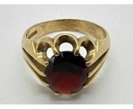 A Vintage 9ct Gold Stone Set Signet Style Ring, oval claw set within openwork style setting and scalloped surround, between t