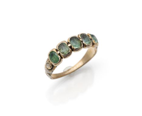 Reviere Ring mit grünen BeryllenEngland, Ende 18.Jh.RM 54Silber vergoldet (RFA). Fünf grüne Berylle. 2,7g.