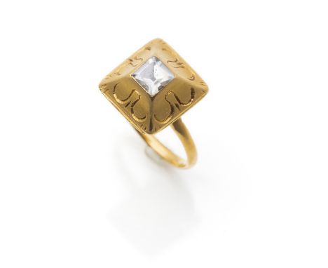 Ring mit  Bergkristall im gotischen Stil20.Jh.RM 5718kt Gelbgold (getestet). Bergkristall in konischer Fassung mit Schuppenmu