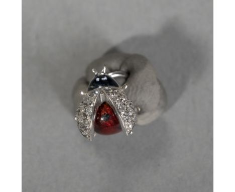 Anstecker MarienkäferItalien, Ende 20. Jhdt.L 8 mm750/000 Weißgold. Emaille und Diamanten. Gewicht 2,2 g.Privatsammlung Baden