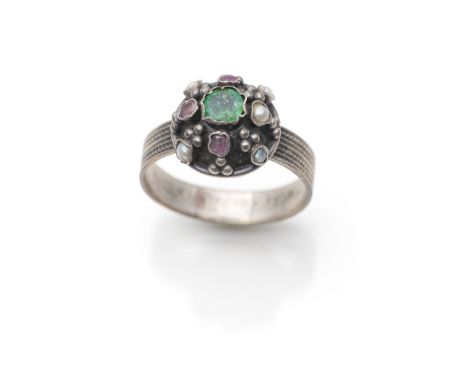 Trachten RingEnde 19.Jh.RM 55Silber, mittig ein Smaragd, umkränzt von kleinen Rubinen und Perlen, ca. 3,4g. Min. ber.