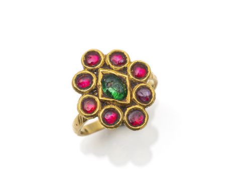 Ring mit RubinenWohl Italien Ende 18. Jh.RM 5718kt Gelbgold (getestet), grüner Glasstein, 8 Rubine, ca. 4,6g. Chips