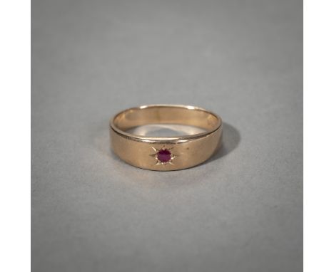 Ring mit kleinem roten Farbstein1. Hälfte 20. Jh.RM 54585/000 Rotgold. Tragespuren. Gewicht 5,0 g.Privatsammlung Stuttagrt