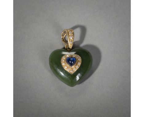 HerzanhängerEnde 20. Jhdt.L 3,3 cm750/000 GG mit Nephrit, Saphir Cabochon (4,8 x 5,1 mm) und 15 Diamanten zus. ca. 0,30 ct. G