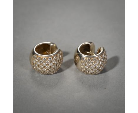Paar CreolenItalien, Ende 20. Jhdt.Ø 1 cm585/000 Gold (getestet) mit ca. 98 Diamanten zus. ca. 1,00 ct. Gewicht 11g.Privatsam