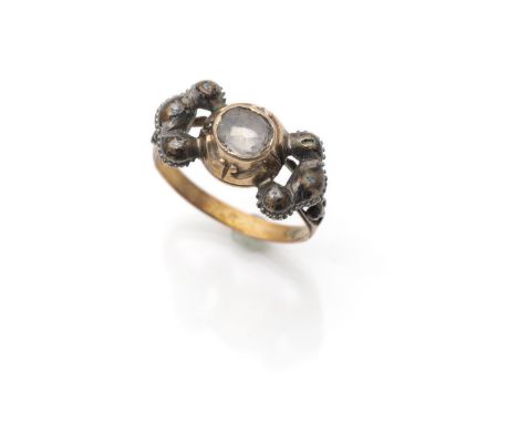 Ring mit BergkristallWohl England Ende 19.Jh.RM 598kt Gelbgold (getestet), Silber, mittig Bergkristall in hoher Fassung seitl