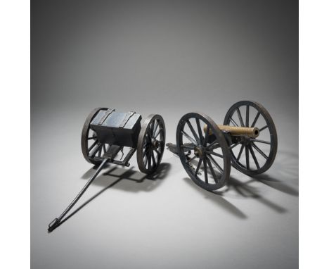 Spielzeugkanone und Munitionswagenwohl um 1900L. je ca. 38 cmBronze, Holz und Eisen. Zweiteilig. Berieben und Altersschäden.