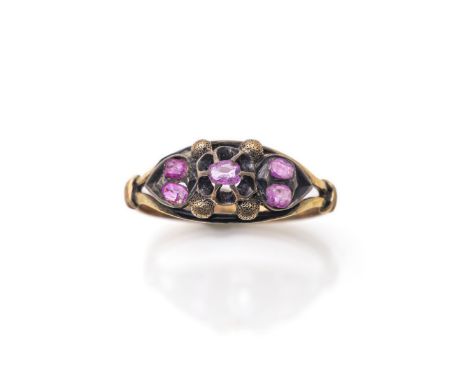 Ring mit RubinenWohl Deutschland um 1800RM 5914kt Gelbgold  (getestet) und Silber, durchbrochen gearbeiteter Kopf  mit fünf R