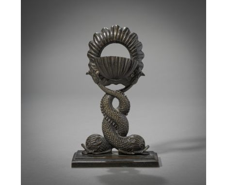 Taschenuhrenständer mit zwei DelphinenFrankreich, um 1840H. 21,2 cmBronze, dunkel patiniert, etwas berieben.