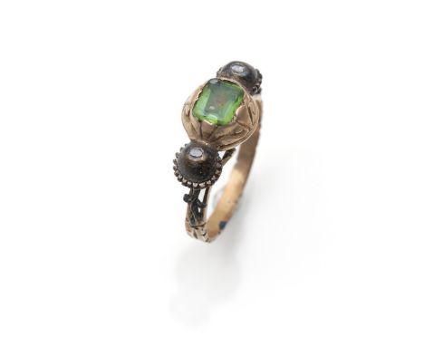 Ring mit grünem Quarz2.Hälfte 18Jh.RM 5714kt Rosegold (getestet) und Silber, Reste von schwarzem Email, mittig ein Praesolith