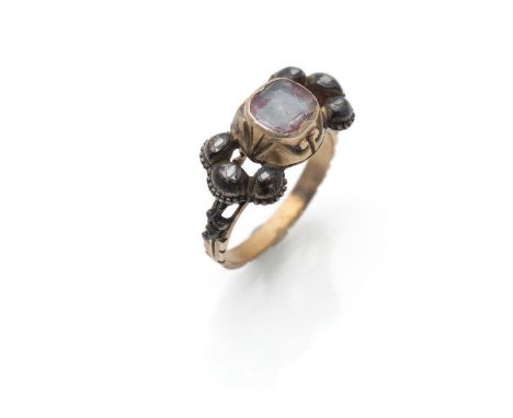 Ring mit BergkristallWohl England Ende 19.Jh.RM 578kt Gelbgold (getestet), Silber, mittig in hoher Fassung ein Bergkristall, 