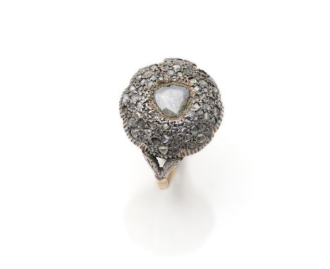Entourage Ring mit Diamanten2. Hälfte 19.Jh.RM 5718kt Gelbgold (getestet) und Silber, mittig eine große Diamantrose ca. 0,20c