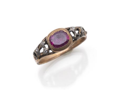 Ring mit RubinWohl England 2.Hälfte 18.Jh.RM 52,58kt Rotgold (getestet) und Silber, mittig ein facettierter Rubin, flankiert 