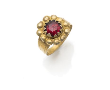 Trachten Ring2. Hälfte 19.Jh.RM 60Silber vergoldet, Punze LD sowie eingeritzte Datierung 1642, roter Glasstein in blütenförmi
