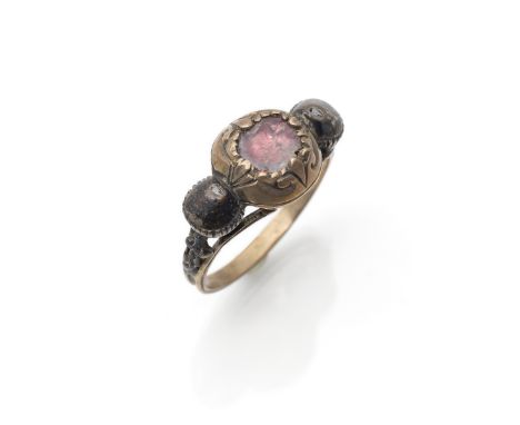 Ring mit Bergkristall2. Hälfte 18.Jh.RM 578kt Gelbgold (getestet) und Silber, runde ornamentierte Fassung mit foliertem Bergk