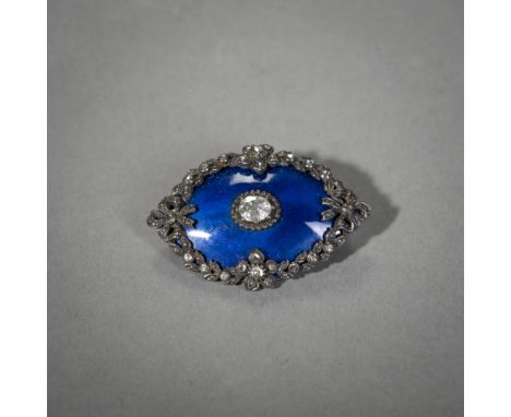 Emaille-BroscheEnde 19. Jh. und später3,7 x 2,8 cmSchauseitig Silber, Diamantrose und blauer Emaille. Rückseitig spätere 585/