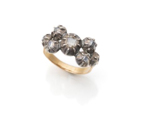 Ring mit DiamantenUm 1800RM 5314kt Gelbgold (getestet) und Silber, mit ein größerer und seitlich je drei kleinere Diamant-Dic
