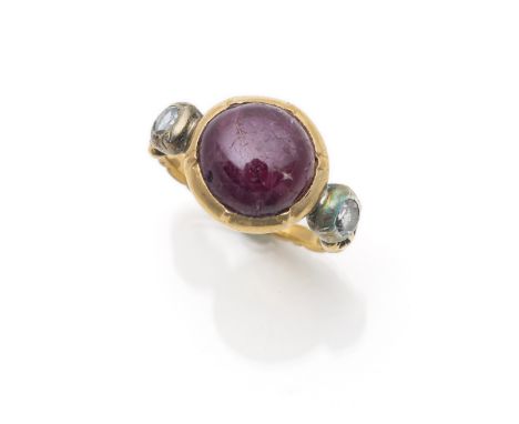 Ring mit Rubin und DiamantenWohl England Ende 18.Jh.RM 5616kt Gelbgold (RFA) und Silber, ein Rubin-Cabochon und zwei Diamantr