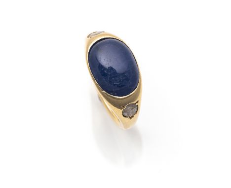 Ring mit Saphir-Cabochon20. Jh.RM 5918kt Gelbgold (getestet), 2 kleine Diamantrosen, 1 Saphircabochon ca. 10,6g. Min. besch.