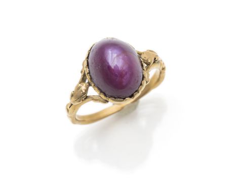Ring mit Sternrubin2. Hälfte 19.Jh.RM 5414kt Gelbgold (getestet), Sternrubin Cabochon, ornamental gestaltete Fassung, ca. 4,4