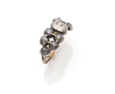 Ring mit DiamantenUm 1800RM 5514kt Gelbgold (getestet) und Silber, mittig ein größerer, seitlich je fünf kleinere Diamanten (
