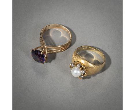 Zwei Ringe1950RM 53585/000 Rotgold mit Amethyst (9,8 x 9,6 mm). Gewicht 4,4 g. 750/000 Gelbgold mit Zuchtperle und sechs Diam