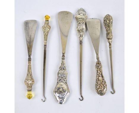 An Edward VII hallmarked silver sheath handled set of button hook and shoe horn in the form of a thistle with a glass finial,