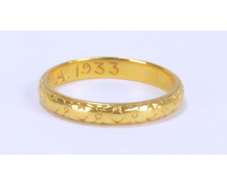 A 22ct yellow gold engraved wedding band inscribed 'E.G to A.1933' size M 1/2, approx. 3.1g.