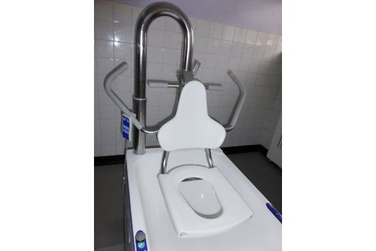 rise and fall bath seat